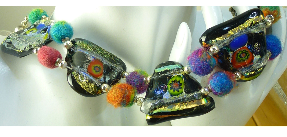 Filzperlen verbinden die Glaselemente dieses Armbandes