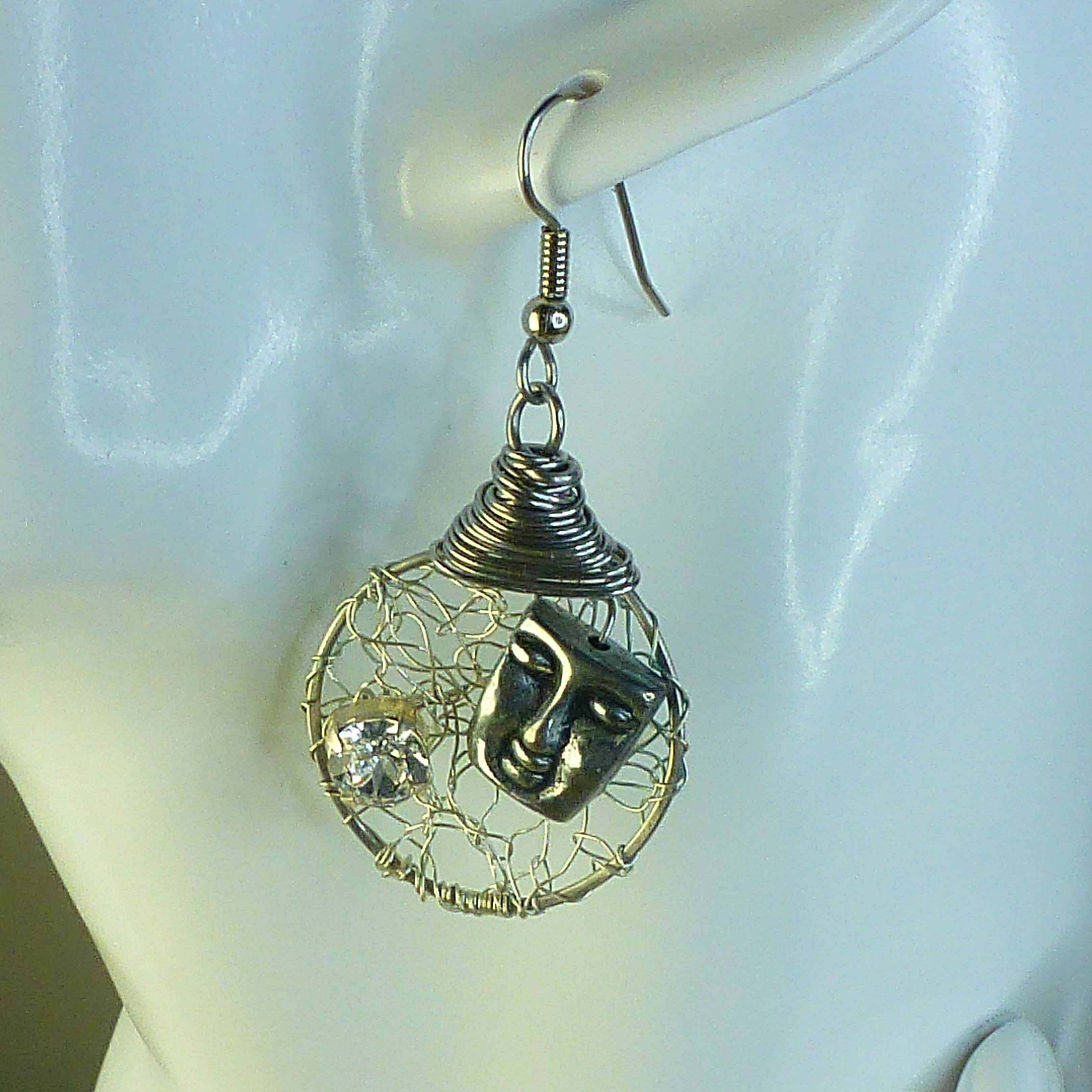 Ein Ohrring aus verschiedenen Wire Wrapping Techniken