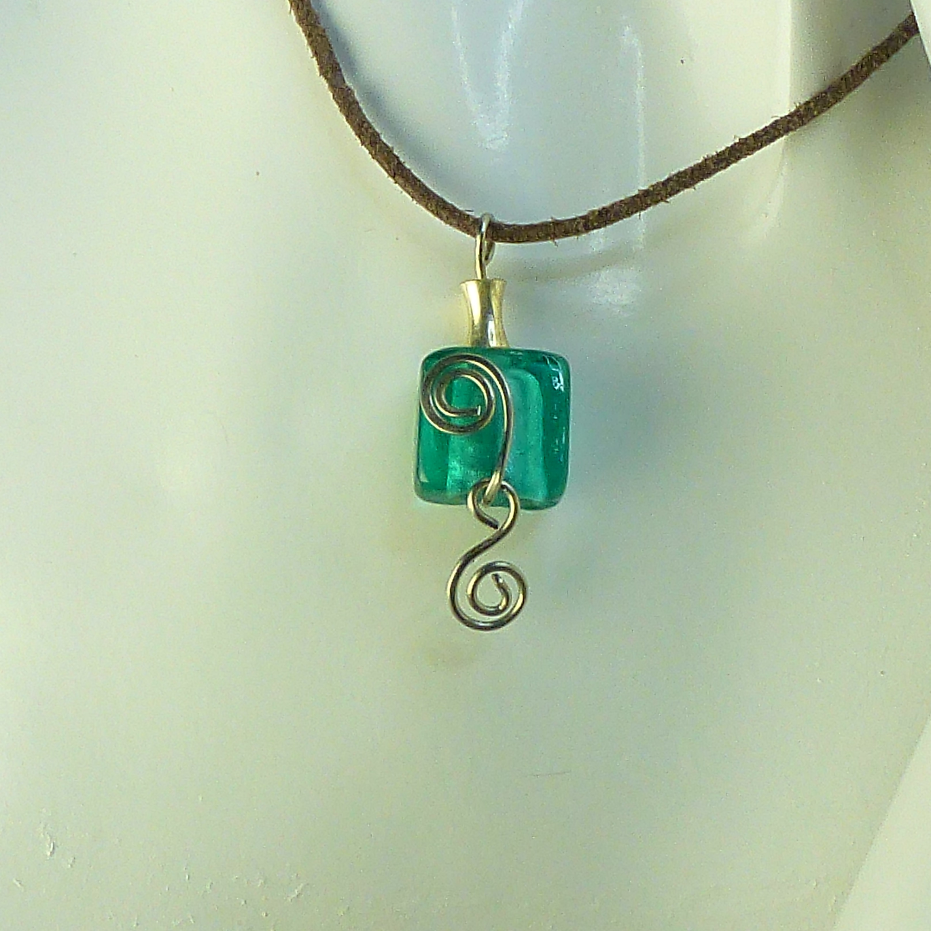 Eine Anhänger mit Spiralen 